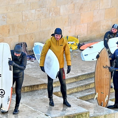 20221212  Surfer testen die Leinewelle