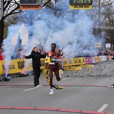 20250406MARATHONsIEGEREHRUNG